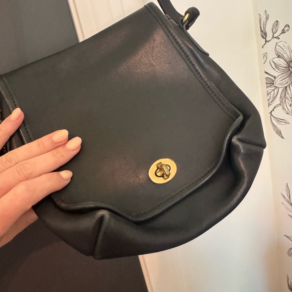 Vintage Coach Black Leather Crossbody Bag - Elegant Everyday Carry - Picture 2 of 8